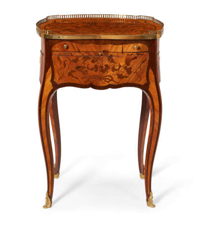 A LOUIS XV ORMOLU-MOUNTED TULIPWOOD AND KINGWOOD BOIS DE BOUT MARQUETRY TABLE A ECRIRE - Foto 2