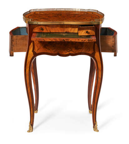 A LOUIS XV ORMOLU-MOUNTED TULIPWOOD AND KINGWOOD BOIS DE BOUT MARQUETRY TABLE A ECRIRE - Foto 3