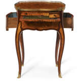 A LOUIS XV ORMOLU-MOUNTED TULIPWOOD AND KINGWOOD BOIS DE BOUT MARQUETRY TABLE A ECRIRE - Foto 3