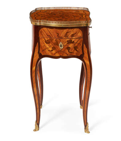 A LOUIS XV ORMOLU-MOUNTED TULIPWOOD AND KINGWOOD BOIS DE BOUT MARQUETRY TABLE A ECRIRE - Foto 4