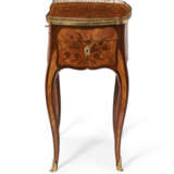 A LOUIS XV ORMOLU-MOUNTED TULIPWOOD AND KINGWOOD BOIS DE BOUT MARQUETRY TABLE A ECRIRE - Foto 5