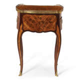 A LOUIS XV ORMOLU-MOUNTED TULIPWOOD AND KINGWOOD BOIS DE BOUT MARQUETRY TABLE A ECRIRE - Foto 6