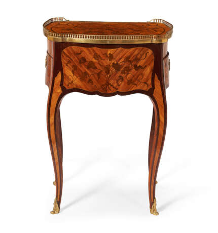 A LOUIS XV ORMOLU-MOUNTED TULIPWOOD AND KINGWOOD BOIS DE BOUT MARQUETRY TABLE A ECRIRE - photo 6