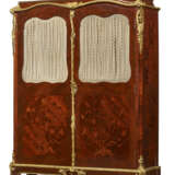 A FRENCH ORMOLU-MOUNTED, TULIPWOOD AND AMARANTH MARQUETRY ARMOIRE - Foto 1