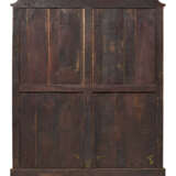 A FRENCH ORMOLU-MOUNTED, TULIPWOOD AND AMARANTH MARQUETRY ARMOIRE - Foto 4