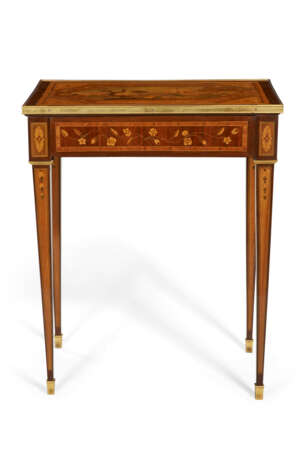 A LOUIS XVI TULIPWOOD, AMARANTH AND MARQUETRY OCCASIONAL TABLE - Foto 1