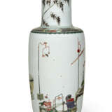 A CHINESE FAMILLE VERTE PORCELAIN ROULEAU VASE - photo 3