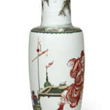 A CHINESE FAMILLE VERTE PORCELAIN ROULEAU VASE - фото 4