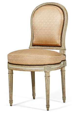 A SET OF TEN LOUIS XVI GRAY-PAINTED DINING CHAIRS - Foto 2