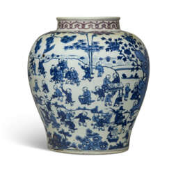 A LARGE CHINESE BLUE AND WHITE PORCELAIN BALUSTER JAR