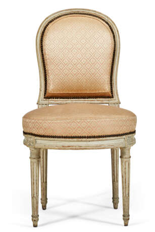 A SET OF TEN LOUIS XVI GRAY-PAINTED DINING CHAIRS - Foto 3
