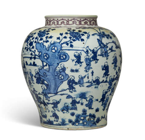 A LARGE CHINESE BLUE AND WHITE PORCELAIN BALUSTER JAR - фото 2