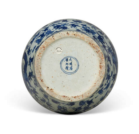 A LARGE CHINESE BLUE AND WHITE PORCELAIN BALUSTER JAR - фото 3