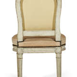 A SET OF TEN LOUIS XVI GRAY-PAINTED DINING CHAIRS - Foto 5