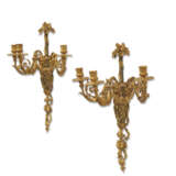 A PAIR OF RESTAURATION ORMOLU AND PATINATED-BRONZE THREE-BRANCH WALL-LIGHTS - Foto 2