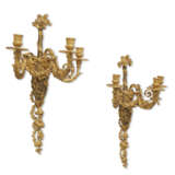 A PAIR OF RESTAURATION ORMOLU AND PATINATED-BRONZE THREE-BRANCH WALL-LIGHTS - Foto 3