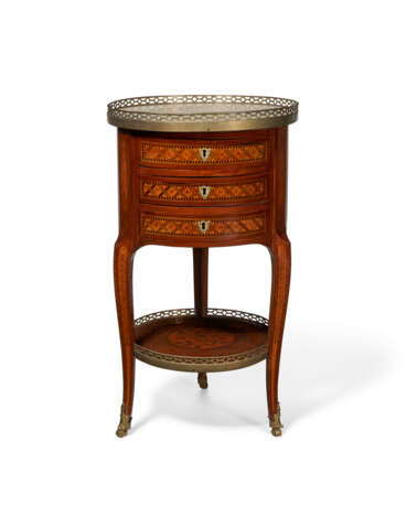 A LATE LOUIS XV ORMOLU-MOUNTED TULIPWOOD, PARQUETRY AND MARQUETRY TABLE EN CHIFFONNIERE - Foto 1