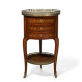 A LATE LOUIS XV ORMOLU-MOUNTED TULIPWOOD, PARQUETRY AND MARQUETRY TABLE EN CHIFFONNIERE - Foto 1