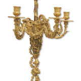 A PAIR OF RESTAURATION ORMOLU AND PATINATED-BRONZE THREE-BRANCH WALL-LIGHTS - Foto 4