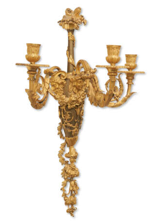 A PAIR OF RESTAURATION ORMOLU AND PATINATED-BRONZE THREE-BRANCH WALL-LIGHTS - фото 4