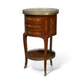 A LATE LOUIS XV ORMOLU-MOUNTED TULIPWOOD, PARQUETRY AND MARQUETRY TABLE EN CHIFFONNIERE - Foto 2