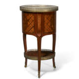 A LATE LOUIS XV ORMOLU-MOUNTED TULIPWOOD, PARQUETRY AND MARQUETRY TABLE EN CHIFFONNIERE - Foto 3