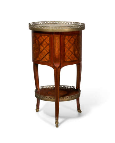 A LATE LOUIS XV ORMOLU-MOUNTED TULIPWOOD, PARQUETRY AND MARQUETRY TABLE EN CHIFFONNIERE - Foto 3