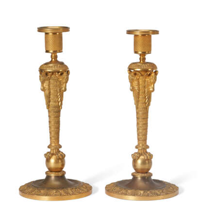 A PAIR OF RUSSIAN ORMOLU CANDLESTICKS - Foto 3