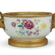 AN ORMOLU-MOUNTED CHINESE EXPORT PORCELAIN FAMILLE ROSE TUREEN - Auktionsarchiv