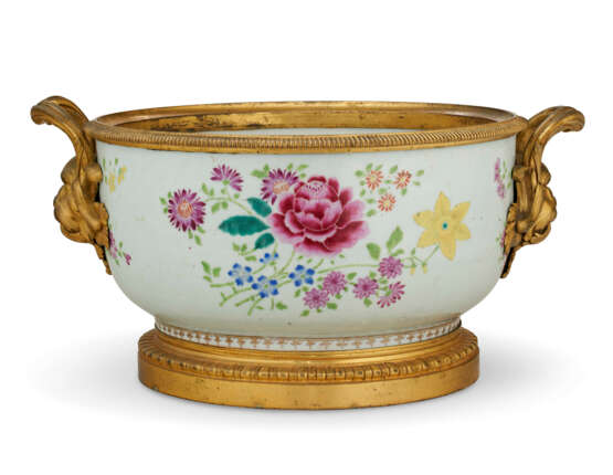 AN ORMOLU-MOUNTED CHINESE EXPORT PORCELAIN FAMILLE ROSE TUREEN - фото 1