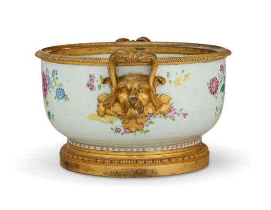 AN ORMOLU-MOUNTED CHINESE EXPORT PORCELAIN FAMILLE ROSE TUREEN - фото 2