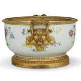 AN ORMOLU-MOUNTED CHINESE EXPORT PORCELAIN FAMILLE ROSE TUREEN - Foto 2