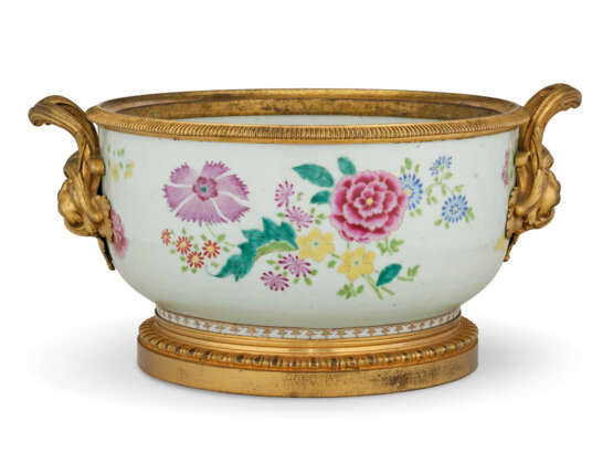 AN ORMOLU-MOUNTED CHINESE EXPORT PORCELAIN FAMILLE ROSE TUREEN - Foto 4