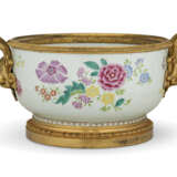 AN ORMOLU-MOUNTED CHINESE EXPORT PORCELAIN FAMILLE ROSE TUREEN - фото 4