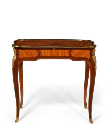 A LOUIS XV ORMOLU-MOUNTED TULIPWOOD, KINGWOOD, AMARANTH AND BOIS DE BOUT MARQUETRY TABLE A ECRIRE - Foto 2