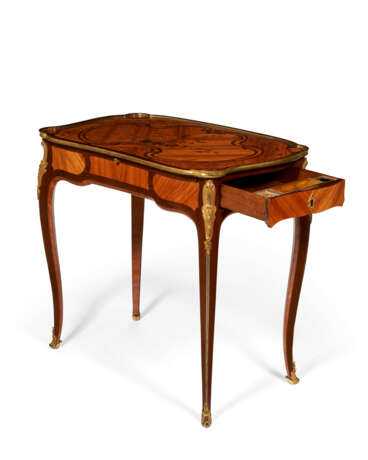 A LOUIS XV ORMOLU-MOUNTED TULIPWOOD, KINGWOOD, AMARANTH AND BOIS DE BOUT MARQUETRY TABLE A ECRIRE - photo 4
