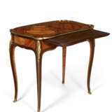 A LOUIS XV ORMOLU-MOUNTED TULIPWOOD, KINGWOOD, AMARANTH AND BOIS DE BOUT MARQUETRY TABLE A ECRIRE - Foto 5