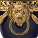 A PAIR OF FRENCH ORMOLU-MOUNTED SEVRES COBALT BLUE-GROUND PORCELAIN POTPOURRI VASES AND COVERS (`VASES DULAC`) - Foto 4