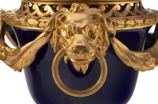 A PAIR OF FRENCH ORMOLU-MOUNTED SEVRES COBALT BLUE-GROUND PORCELAIN POTPOURRI VASES AND COVERS (`VASES DULAC`) - photo 4