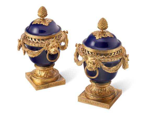 A PAIR OF FRENCH ORMOLU-MOUNTED SEVRES COBALT BLUE-GROUND PORCELAIN POTPOURRI VASES AND COVERS (`VASES DULAC`) - Foto 5