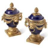 A PAIR OF FRENCH ORMOLU-MOUNTED SEVRES COBALT BLUE-GROUND PORCELAIN POTPOURRI VASES AND COVERS (`VASES DULAC`) - Foto 5