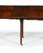 Tische. A LOUIS XVI MAHOGANY DINING TABLE