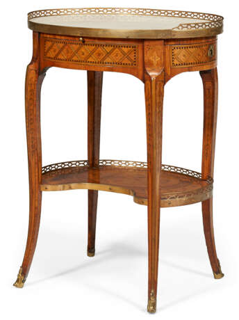 A LOUIS XVI ORMOLU-MOUNTED TULIPWOOD, FRUITWOOD AND MARQUETRY TABLE A ECRIRE - Foto 1