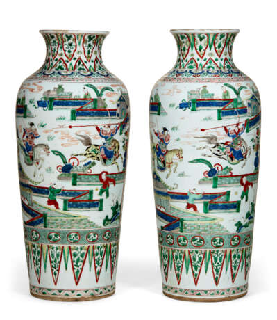 A PAIR OF LARGE CHINESE FAMILLE VERTE PORCELAIN TAPERING CYLINDRICAL VASES - фото 1