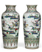 Période Kangxi. A PAIR OF LARGE CHINESE FAMILLE VERTE PORCELAIN TAPERING CYLINDRICAL VASES
