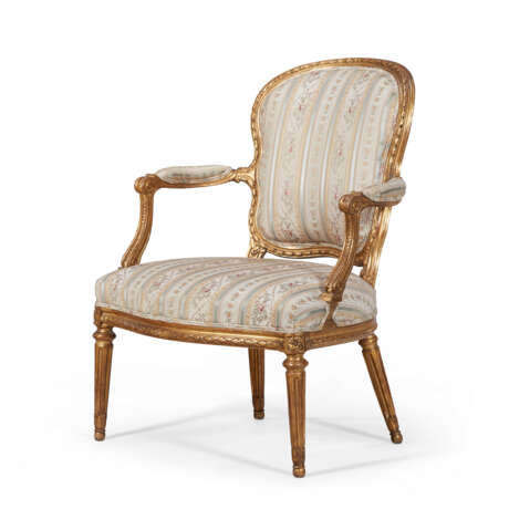A PAIR OF LATE LOUIS XV GILTWOOD FAUTEUILS - Foto 4
