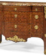 Behältnismöbel. A LATE LOUIS XV ORMOLU-MOUNTED KINGWOOD, TULIPWOOD, AMARANTH AND PARQUETRY COMMODE