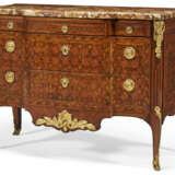 A LATE LOUIS XV ORMOLU-MOUNTED KINGWOOD, TULIPWOOD, AMARANTH AND PARQUETRY COMMODE - Foto 1