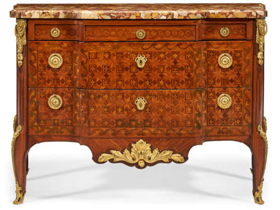 A LATE LOUIS XV ORMOLU-MOUNTED KINGWOOD, TULIPWOOD, AMARANTH AND PARQUETRY COMMODE - photo 2