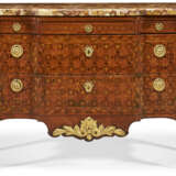 A LATE LOUIS XV ORMOLU-MOUNTED KINGWOOD, TULIPWOOD, AMARANTH AND PARQUETRY COMMODE - Foto 2
